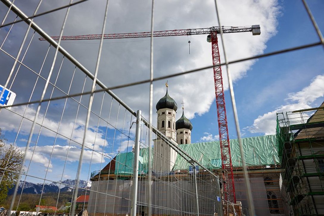 Basilika im Kloster Benediktbeuern mit Gerüsten und Abdeckplanen