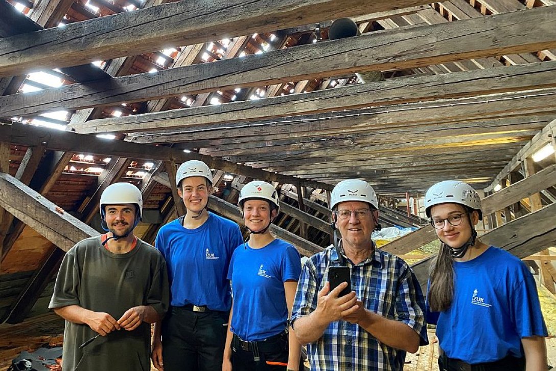 Helferinnen und Helfer im Maierhof des Zentrums für Umwelt und Kultur nach dem Unwetter im Kloster Benediktbeuern